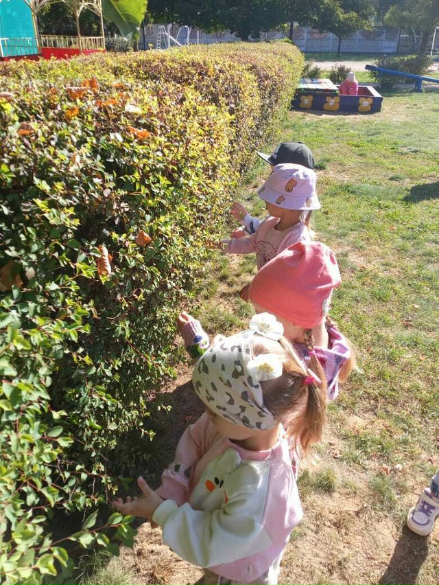 Воспитанники Дубровского детского сада № 4 сделали себе украшения из природных материалов