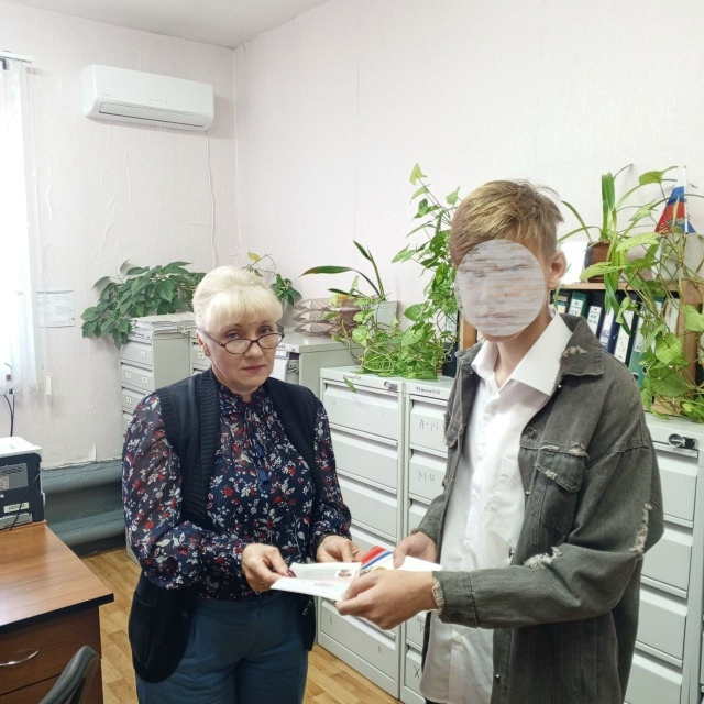 Воспитаннику ГБУ КЦСОН Дубровского района вручили паспорт