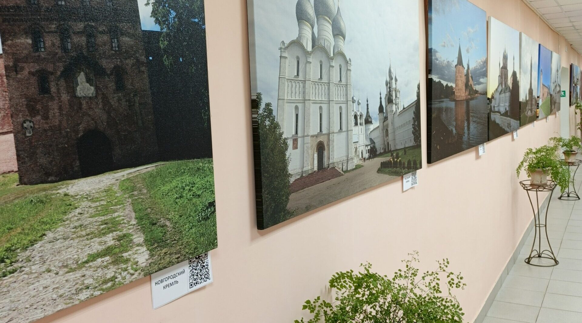 В Дубровке открылась выставка фоторабот Костаса Асимиса