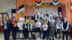 Учащиеся Дубровской № 1 СОШ поздравили своих бабушек и дедушек