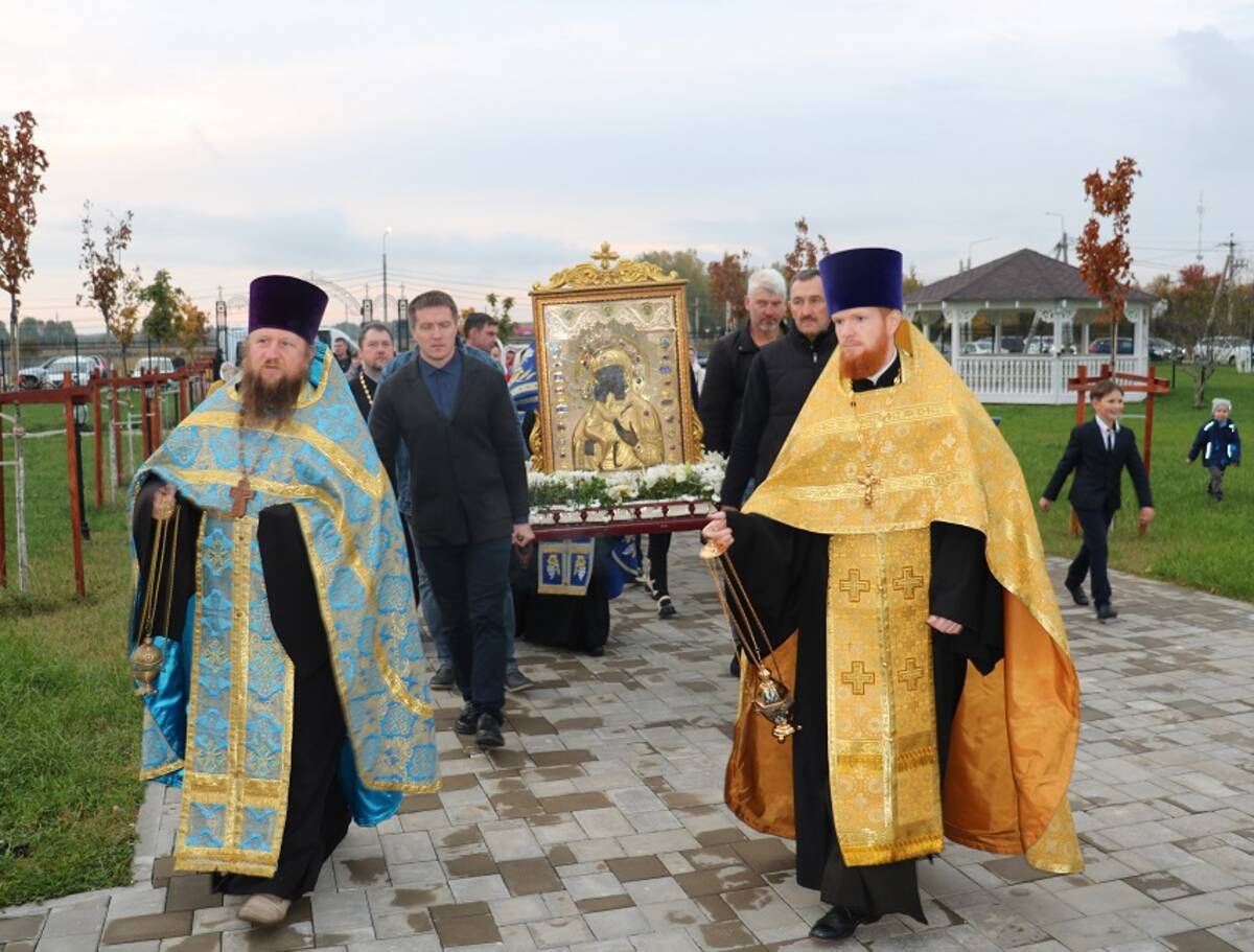 Чудотворную икону Божией Матери Феодоровская встретили в брянских храмах