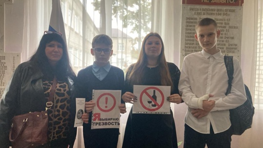 На улицах Дубровки прошла акция акцию «Смотри на мир ясными глазами»