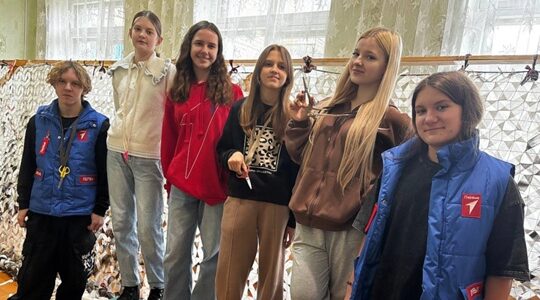 Дубровские Первые учатся плести маскировочные сети