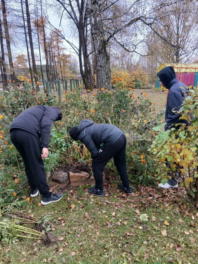 Воспитанники ГБУ КЦСОН Дубровского района принимают участие в уборке клумб