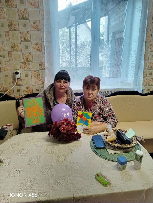 Сотрудники ГБУ КЦСОН Дубровского района поздравили представителей старшего поколения