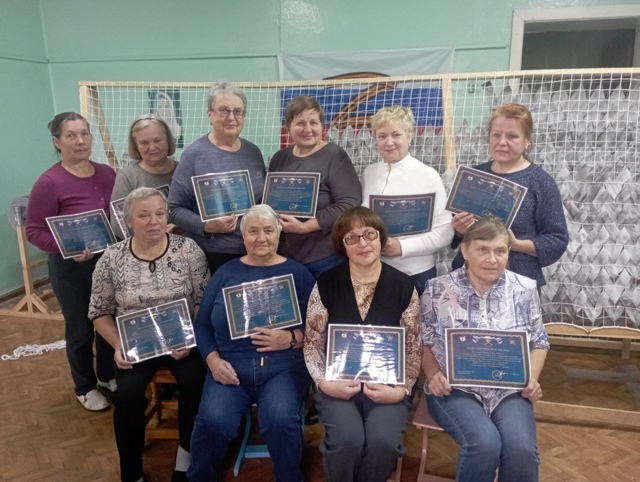 Жители Дубровского района плетут сети для наших защитников на фронте