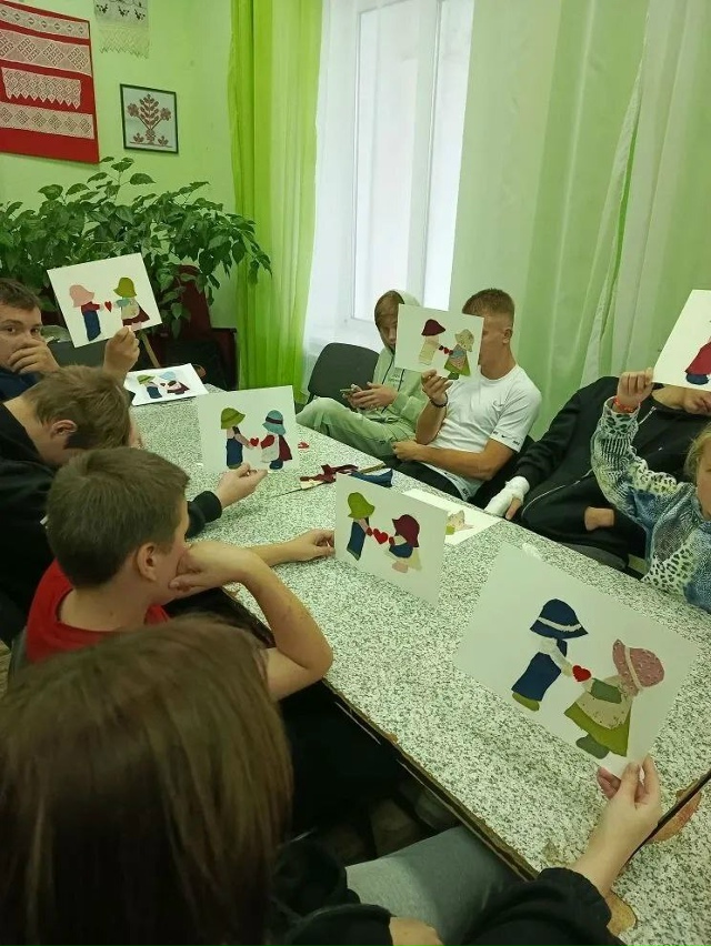 Для воспитанников ГБУ КЦСОН Дубровского района состоялся мастер-класс «Лоскутная аппликация»