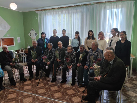 Учащиеся Дубровской СОШ № 1 поздравили граждан пожилого возраста