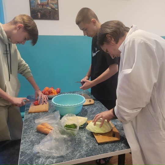 Воспитанники ГБУ КЦСОН Дубровского района приготовили свежий салат