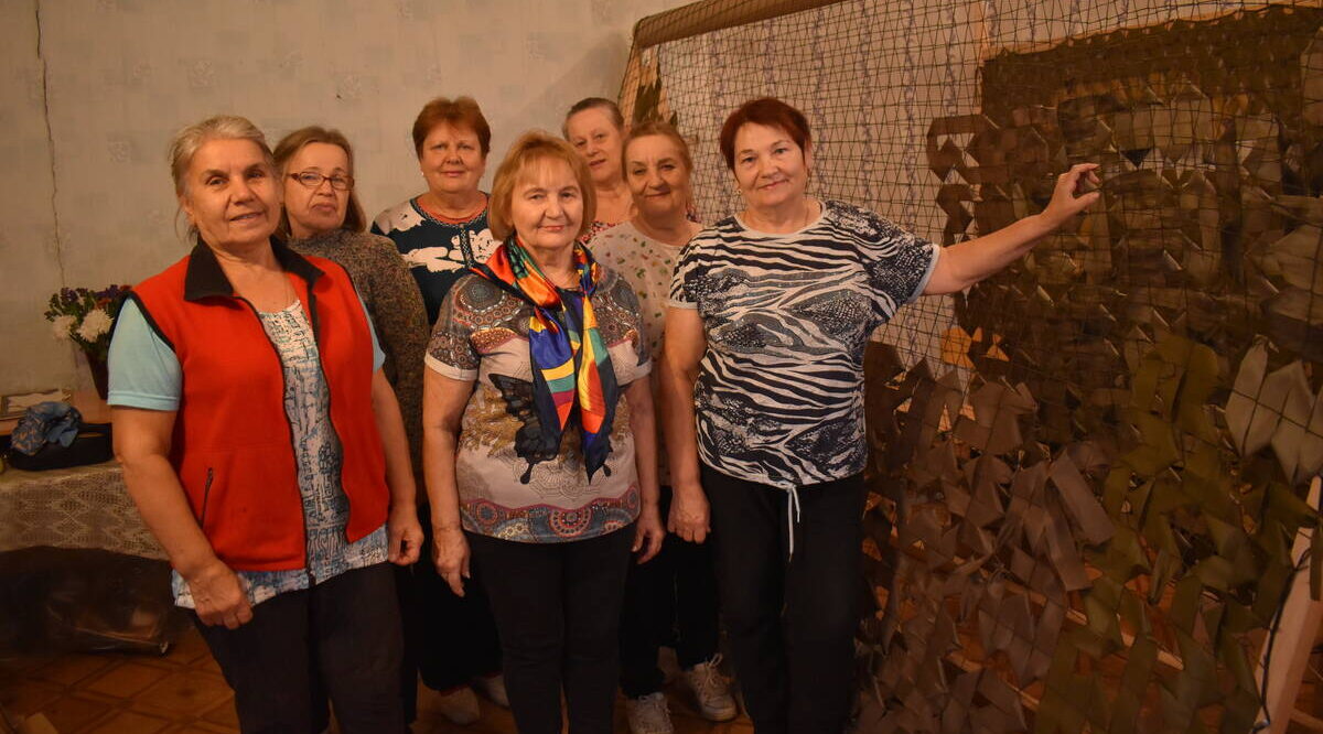 Добровольцы Клетнянского района уже 2 года плетут маскировочные сети для бойцов СВО