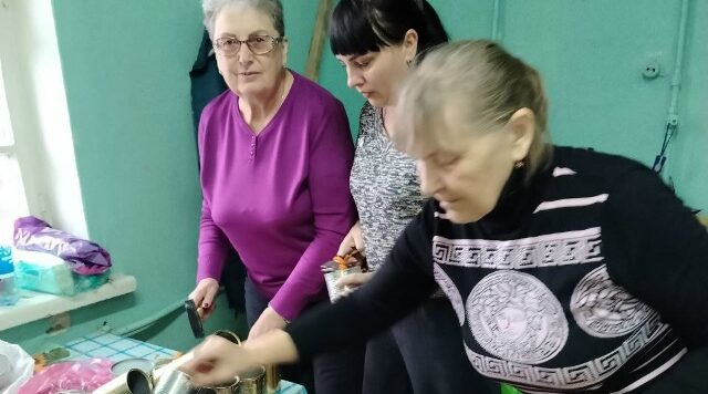 Мастер-класс по изготовлению блиндажных свечей в «Активном долголетии»