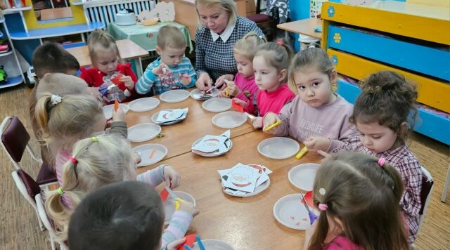 Воспитанники Дубровской № 1 СОШ подготовили подарки для Деда Мороза