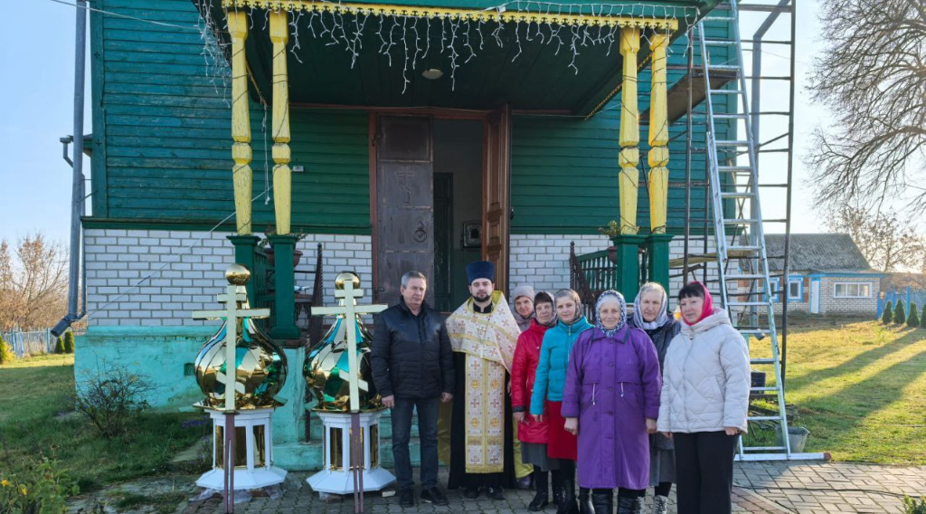 В селе Медведово возвели купола на храм Святой Троицы