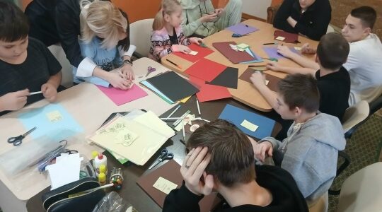 Воспитанники ГБУ КЦСОН Дубровского района сделали открытки для своих мам