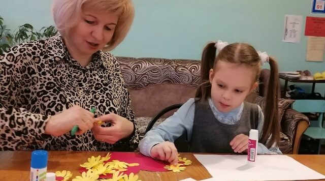 Воспитанники ГБУ КЦСОН Дубровского района готовятся ко Дню матери в Дубровском районе