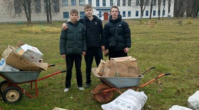 Учащиеся Рябчинской СОШ принмают участие в сборе макулатуры