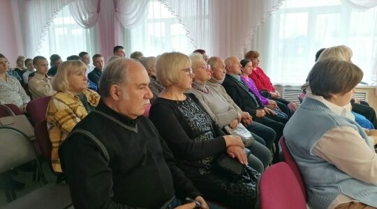 Члены Клуба «Активное долголетие» приняли участие в закрытии выставки Костаса Асимиса