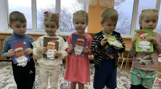 Воспитанники Дубровского детского сада № 4 Сделали открытки для Деда Мороза