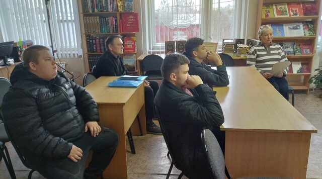 В Дубровской библиотеке прошло занятие «В капле воды отражается мир»