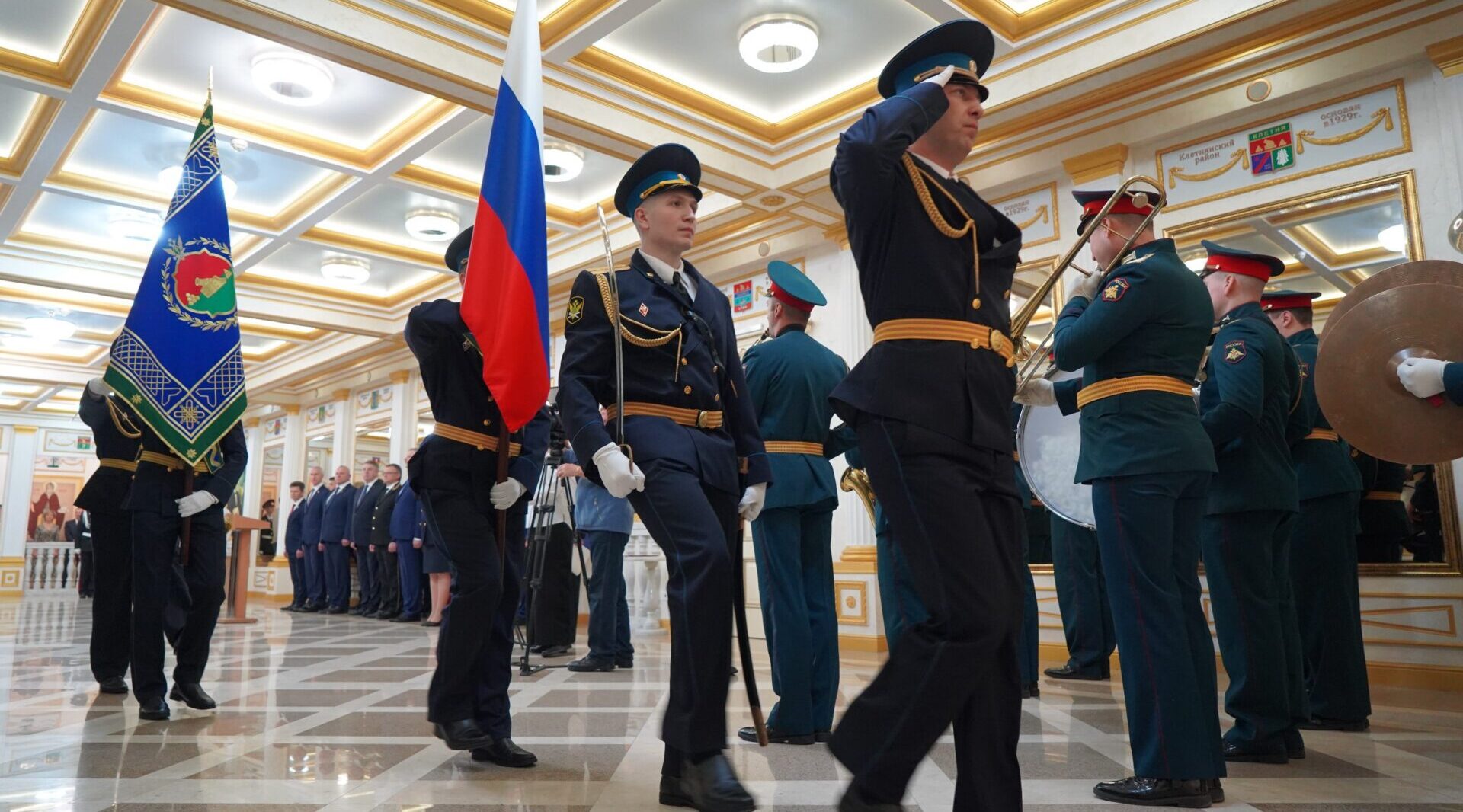 Александр Богомаз поздравил сотрудников и ветеранов УФССП