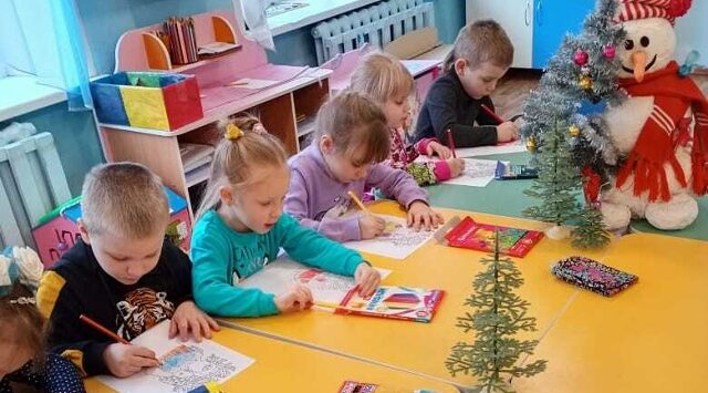 Воспитанники Дубровского детского сада № 2 нарисовали рисунки для Деда Мороза