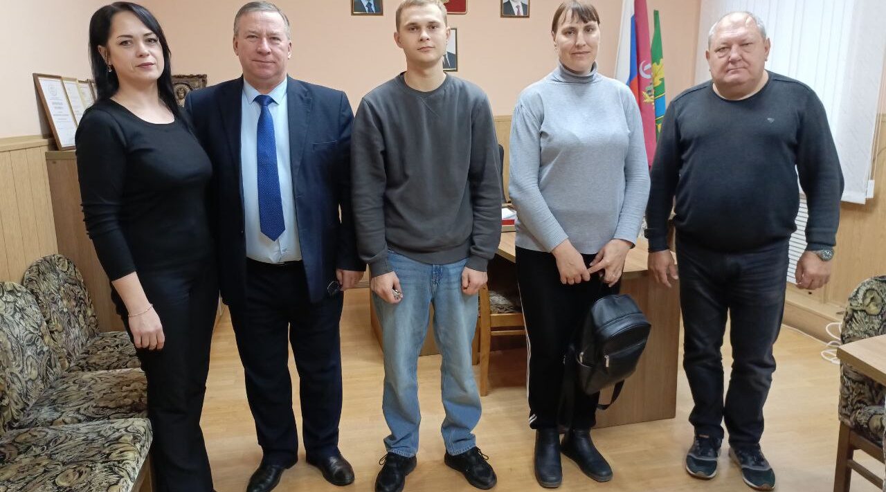 В Дубровке вручили ключи от квартир детям-сиротам