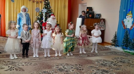 В Дубровском детском саду № 2 «Ромашка» состоялся новогодний утренник