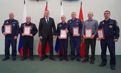 Александр Богомаз поздравил спасателей с Днем спасателя и 35-летием МЧС России