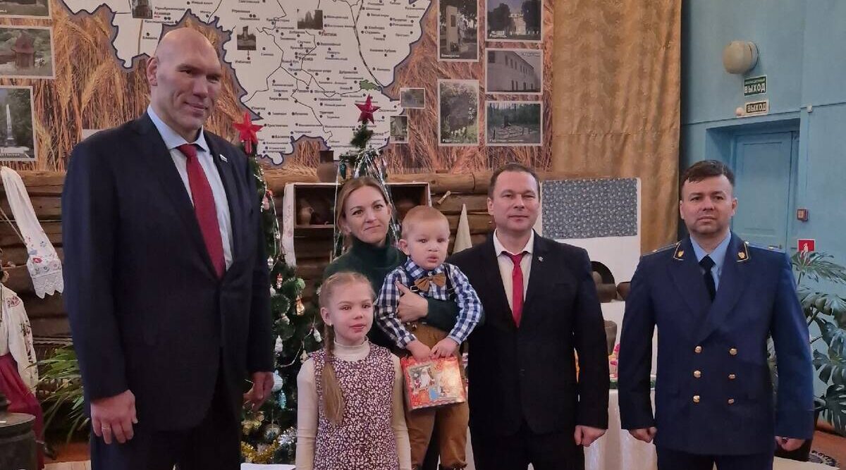 Николай Валуев поздравил детей на «Новогодней елке» в Комаричском районе