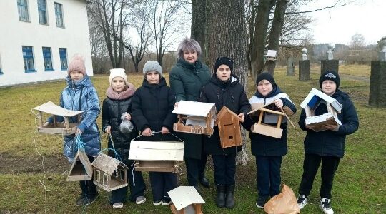 Обучающиеся Рябчинской СОШ развесили кормушки на пришкольной территории