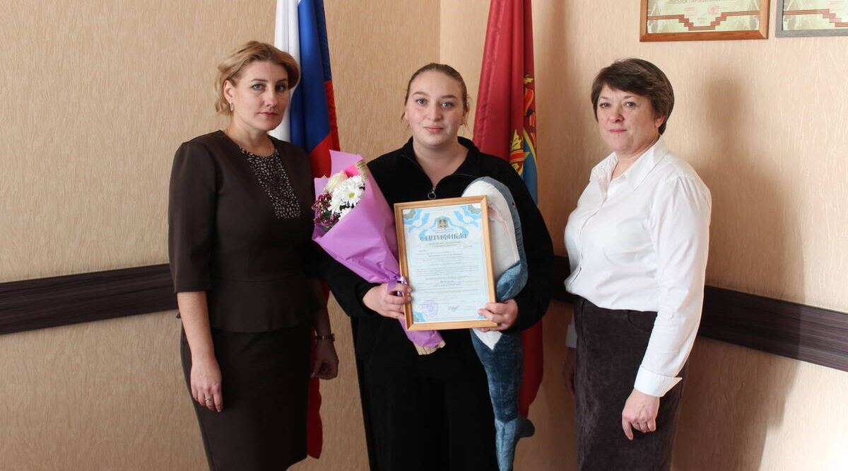 В Суземке вручили сертификат на материнский капитал многодетной маме