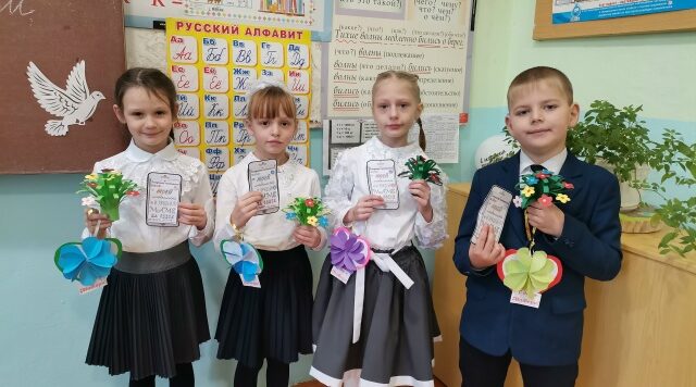 Учащиеся Рябчинской СОШ подготовили подарки для своих мам