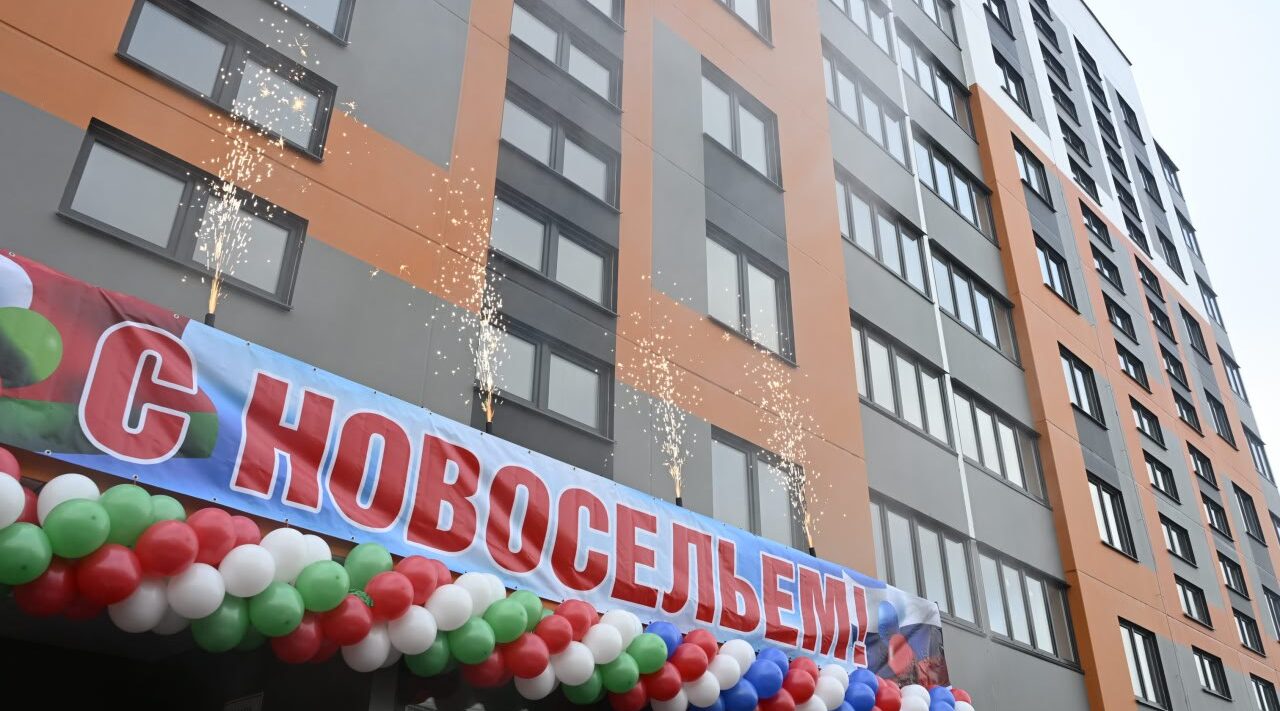 Александр Богомаз вручил ключи от квартир детям-сиротам в новом доме