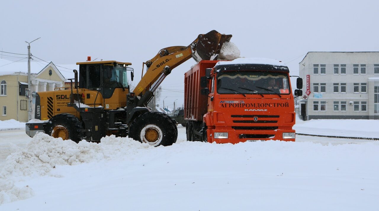 В Дубровском районе ведется активная уборка снега