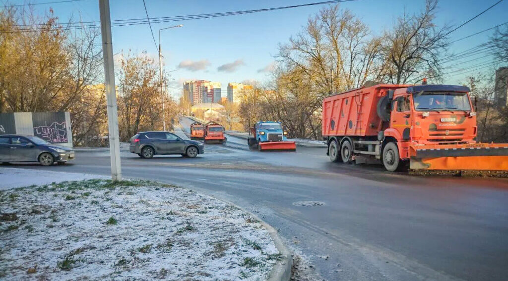 В Брянске дорожники вышли на борьбу с гололёдом