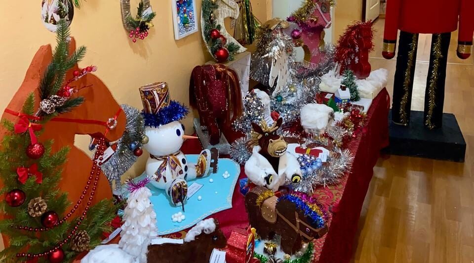 В МБОУ Дубровской №1 СОШ проходит выставка новогодних поделок