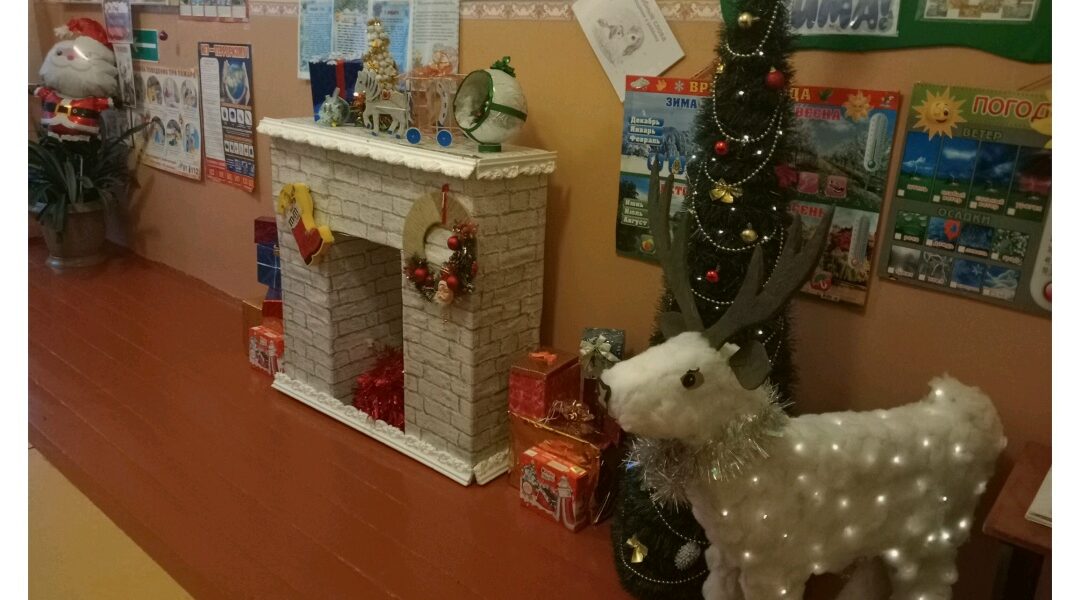 В МБОУ «Сещинская СОШ им. К. Я. Поварова» проходит выставка поделок «Новогодний переполох».