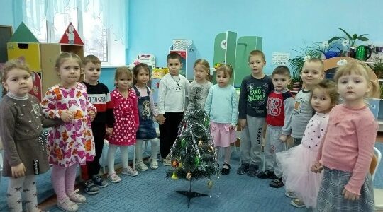 Воспитанники Дубровского детского сада № 4 украсили елочку