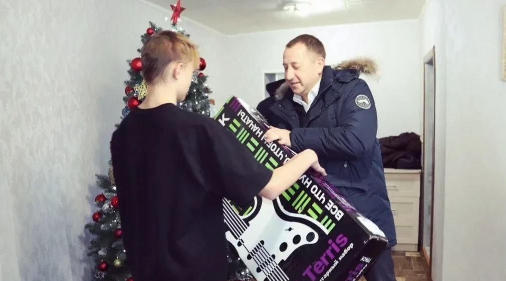 Новогодние желания детей исполнили руководители Брянского района