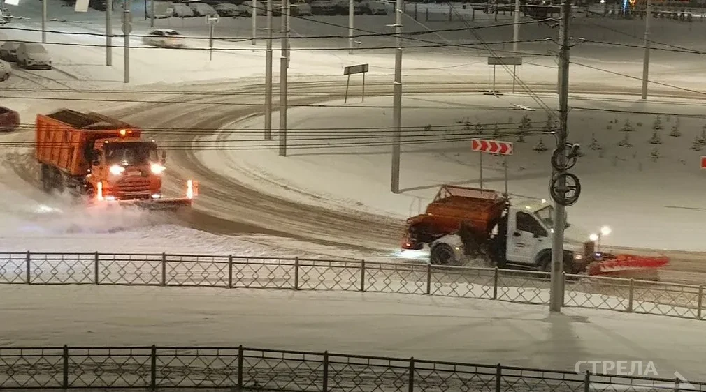 В Брянске дорожные и коммунальные службы продолжают устранять последствия снегопада