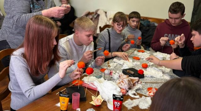 В Доме культуры поселка Дубровка прошел мастер-класс по созданию мандаринов