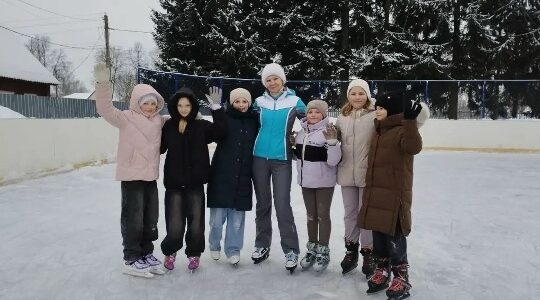 Ученики Дубровской школы пробуют катание на коньках