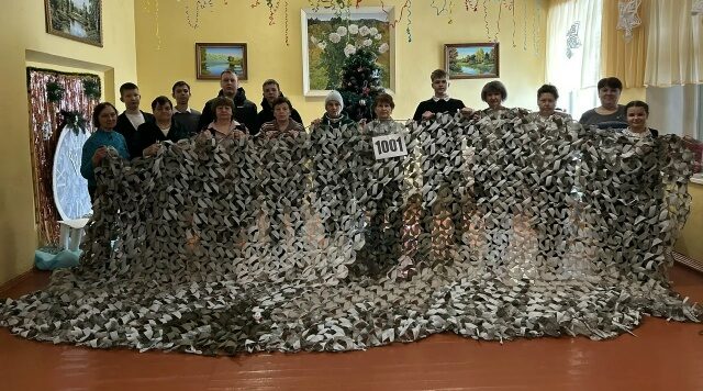 Волонтеры села Рябчи плетут маскировочные сети