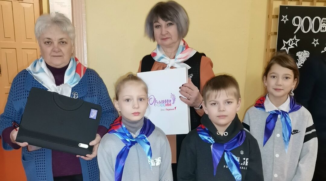 Учителям Рябчинской СОШ вручили пауэрбанки для работы