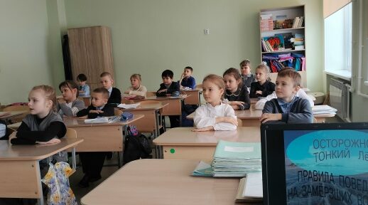 Для учащихся Дубровской № 2 СОШ состоялся классный час «Правила поведения на замёрзших водоёмах»