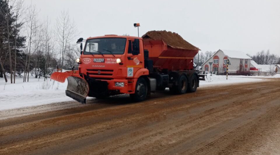 В Брянской области продолжается работа по очистке дорог от снега