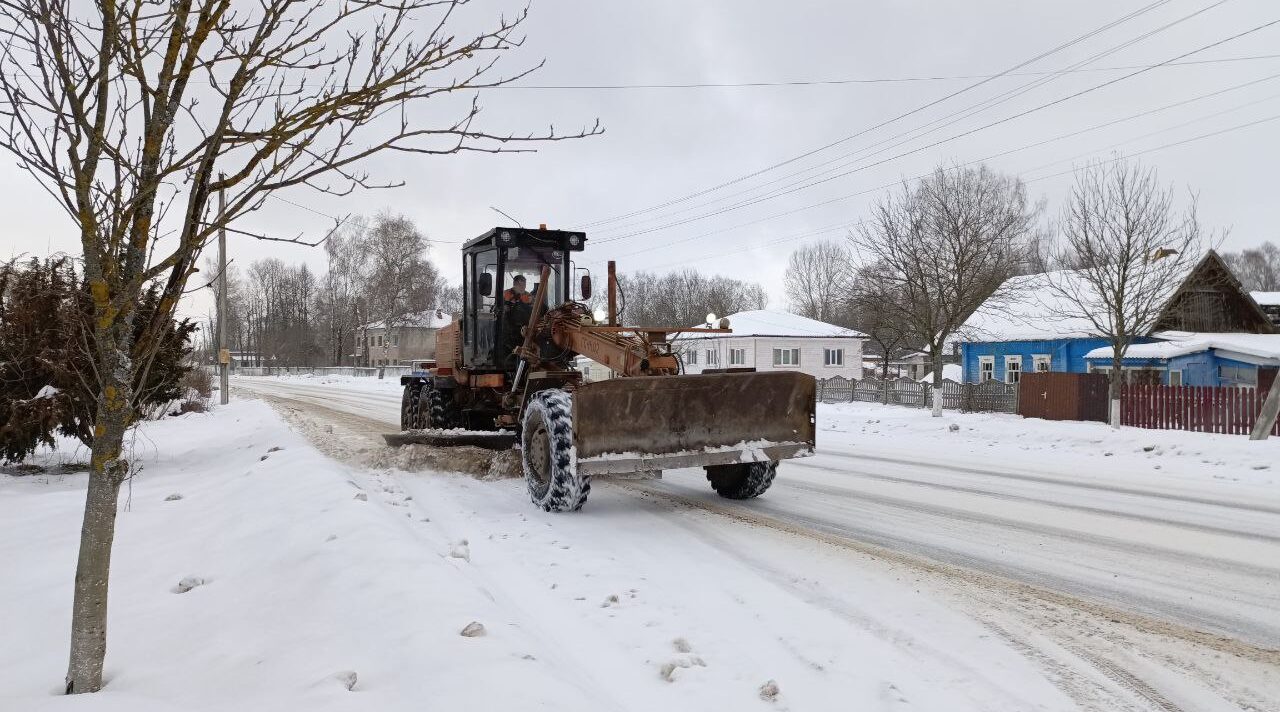 В Дубровском районе продолжается уборка снега