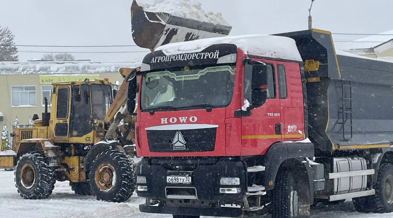 Дороги чистят, но снега много: жителей просят запастись терпением