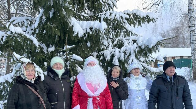 Сотрудники библиотеки поздравили дубровчан с Новым годом