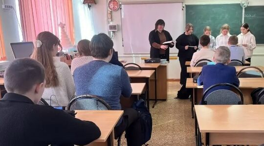 Учащиеся Дубровской № 1 СОШ поздравили выпускников с Днем студента